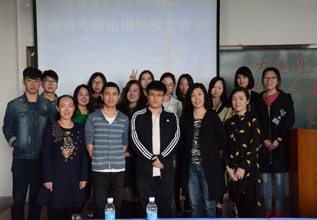 参加交流的学生代表与老师合影