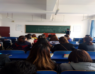 日语专业学生代表聆听老师讲解