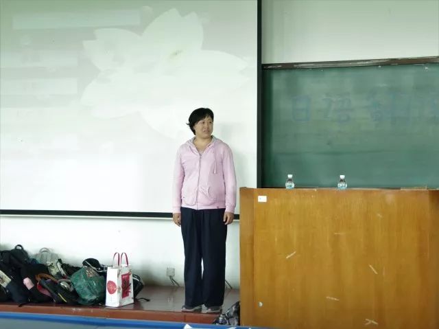 阎萍老师在为大家讲解比赛事宜