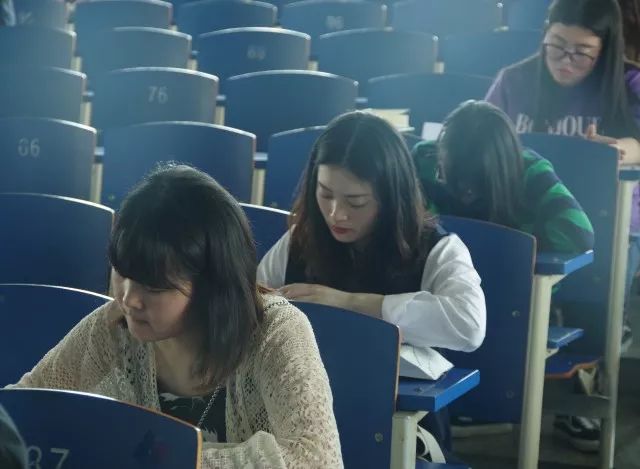 学生在认真作答